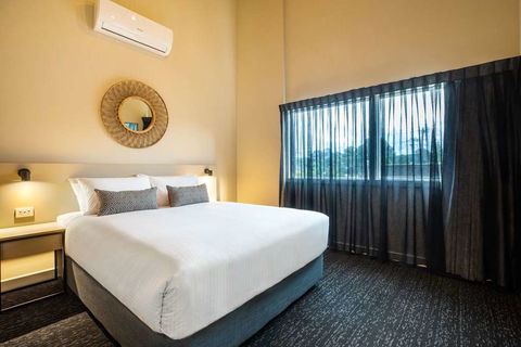 Nightcap At Manhattan Hotel - E Caravan Parks 6