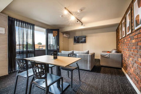 Nightcap At Manhattan Hotel - E Caravan Parks 7
