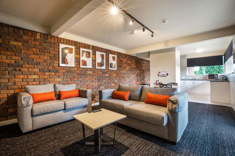 Nightcap At Manhattan Hotel - E Caravan Parks 8