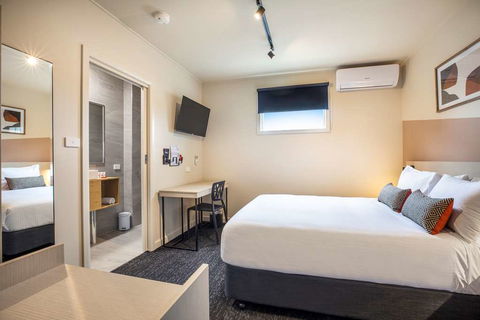 Nightcap At Manhattan Hotel - E Caravan Parks 11