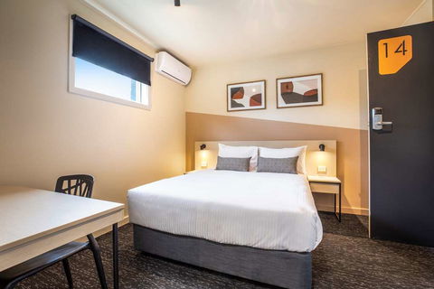Nightcap At Manhattan Hotel - E Caravan Parks 12