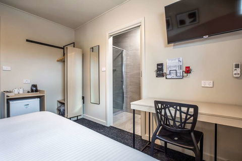 Nightcap At Manhattan Hotel - E Caravan Parks 14