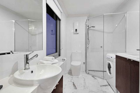 Attika Hotel - E Caravan Parks 3