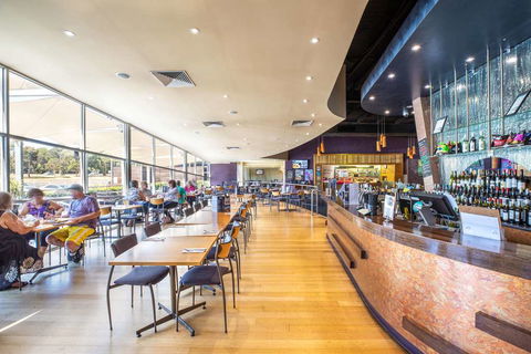 Nightcap at Sandown Park Hotel - E Caravan Parks 6