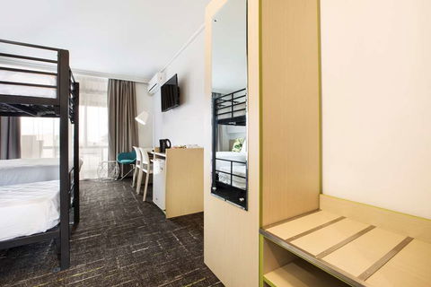 Nightcap at Sandringham Hotel - E Caravan Parks 4