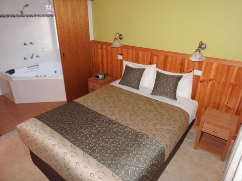 Golden Heritage Motor Inn & Cottages - E Caravan Parks 9