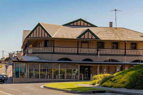 Aurora Ozone Hotel - E Caravan Parks 1