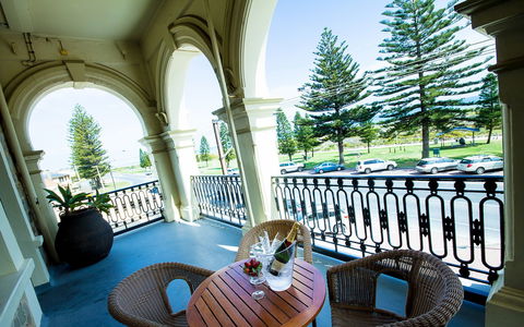 Largs Pier Hotel - E Caravan Parks 2