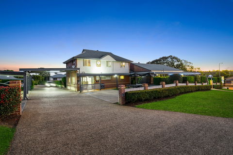 Ambassador On Ruthven Motel - E Caravan Parks 0