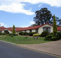 McNevins Warwick Motel - E Caravan Parks
