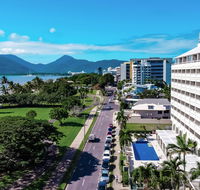 Holiday Inn Cairns Harbourside - E Caravan Parks