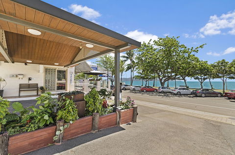 Beach House Motel - E Caravan Parks 0