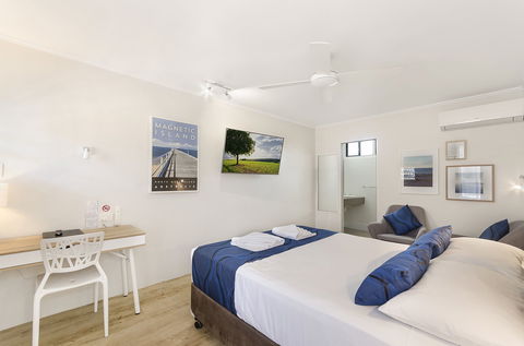 Beach House Motel - E Caravan Parks 1