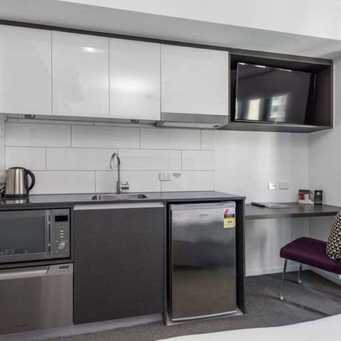 H on Mitchell Apartment Hotel - E Caravan Parks 1