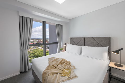 Meriton Suites Adelaide Street, Brisbane - E Caravan Parks 0