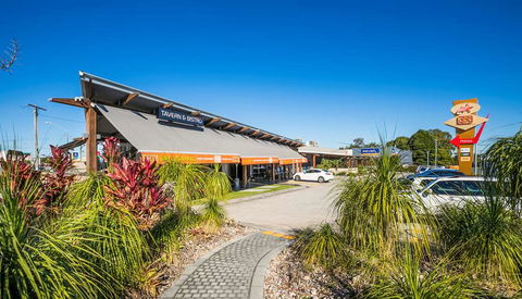 Nightcap At Golden Beach Tavern - E Caravan Parks 1