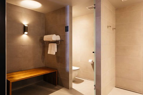 Macq 01 Hotel - E Caravan Parks 2