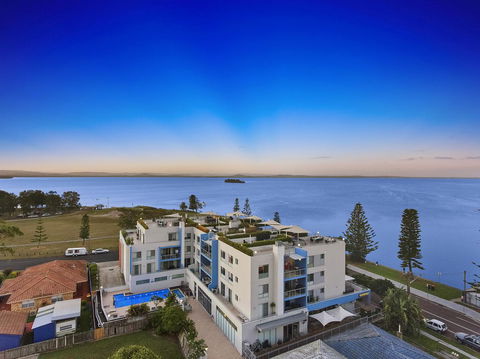 Lakeside Waterfront Apartment The Entrance - E Caravan Parks 16