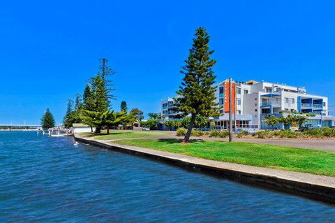Lakeside Waterfront Apartment The Entrance - E Caravan Parks 39