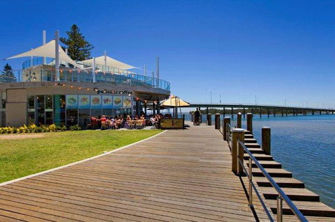 Lakeside Waterfront Apartment The Entrance - E Caravan Parks 40