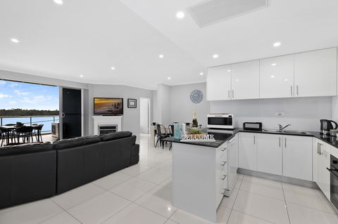 Lakeside Waterfront Apartment The Entrance - E Caravan Parks 3
