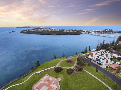 Lakeside Waterfront Apartment The Entrance - E Caravan Parks 18