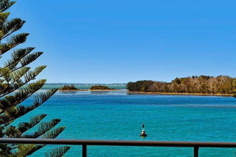 Lakeside Waterfront Apartment The Entrance - E Caravan Parks 34