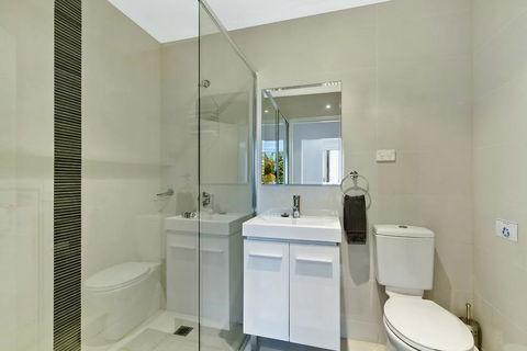 Lakeside Waterfront Apartment The Entrance - E Caravan Parks 11