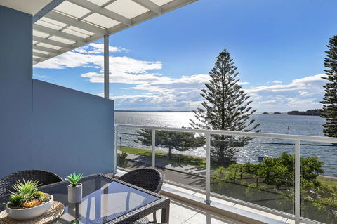 Lakeside Waterfront Apartment The Entrance - E Caravan Parks 31