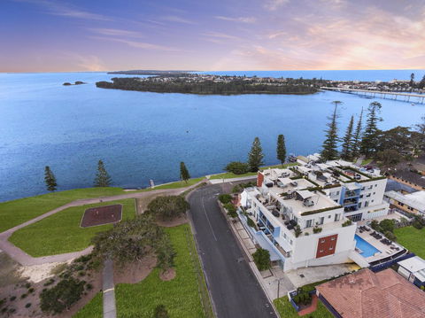Lakeside Waterfront Apartment The Entrance - E Caravan Parks 17
