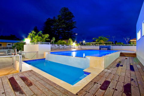 Lakeside Waterfront Apartment The Entrance - E Caravan Parks 14