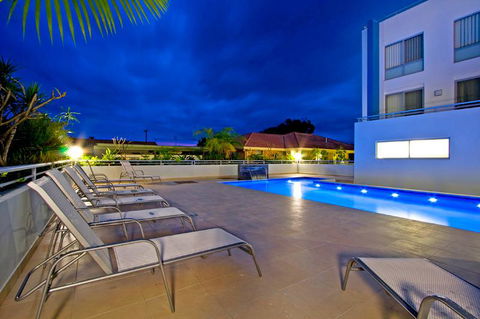 Lakeside Waterfront Apartment The Entrance - E Caravan Parks 15