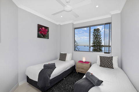 Lakeside Waterfront Apartment The Entrance - E Caravan Parks 9