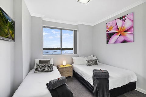 Lakeside Waterfront Apartment The Entrance - E Caravan Parks 10