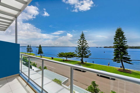 Lakeside Waterfront Apartment The Entrance - E Caravan Parks 33