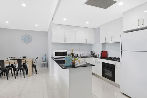Lakeside Waterfront Apartment The Entrance - E Caravan Parks 2