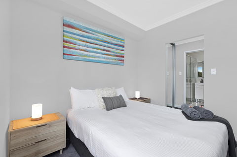 Lakeside Waterfront Apartment The Entrance - E Caravan Parks 8