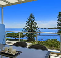 Lakeside Waterfront Apartment 18 The Entrance - E Caravan Parks