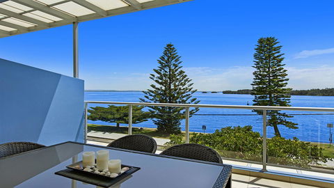 Lakeside Waterfront Apartment The Entrance - E Caravan Parks 0