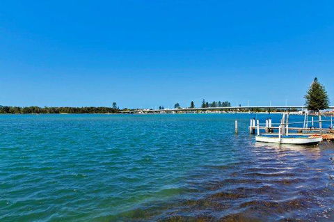 Lakeside Waterfront Apartment The Entrance - E Caravan Parks 35
