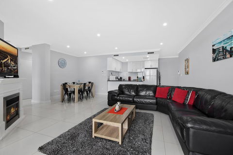 Lakeside Waterfront Apartment The Entrance - E Caravan Parks 4