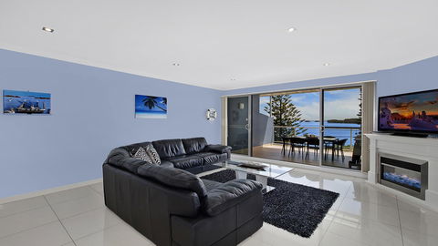 Lakeside Waterfront Apartment The Entrance - E Caravan Parks 6