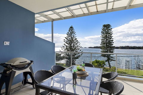 Lakeside Waterfront Apartment The Entrance - E Caravan Parks 30