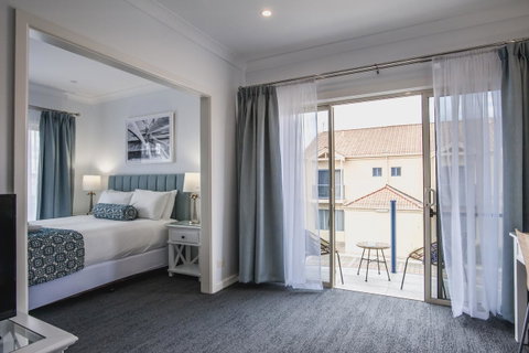Marina Hotel - E Caravan Parks 8