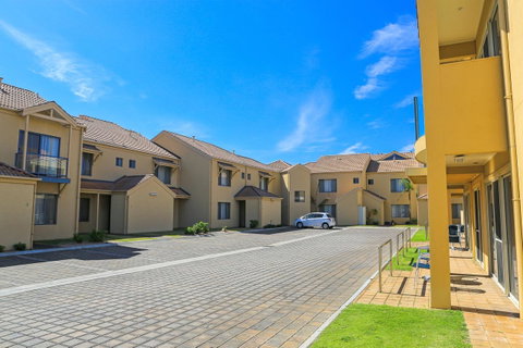 Marina Hotel - E Caravan Parks 34