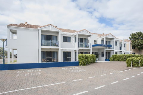 Marina Hotel - E Caravan Parks 19