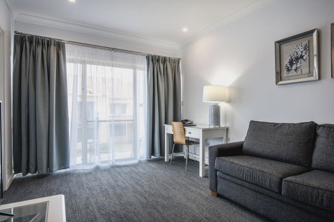 Marina Hotel - E Caravan Parks 3