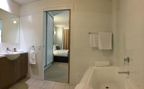 Wallaroo Marina Waterfront Luxe Apartment - E Caravan Parks 16