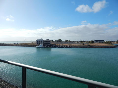 Wallaroo Marina Executive Apartments - E Caravan Parks 18