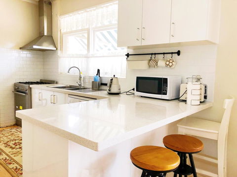 Beautiful Garden House - E Caravan Parks 15